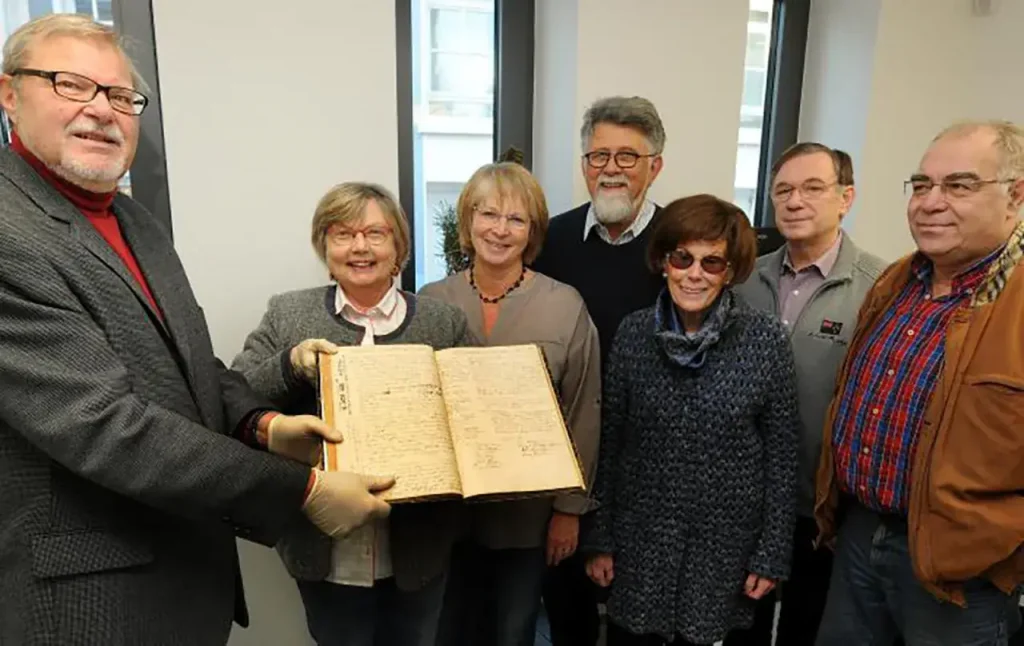 Projekte 2016 - Übergabe des restaurierten 138 Jahre alten Protokollbuches an das Stadtarchiv am 26 November 2016 - Bild 2 von 3
