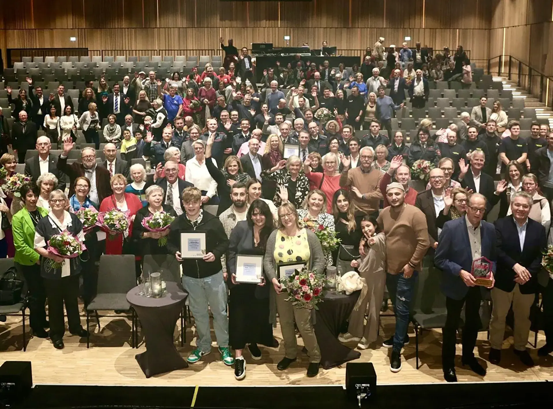 Heimatpreis der Stadt Dinslaken 2023 - Gruppenbild mit Publikum - Kathrin-Türks-Halle - 17. November 2023