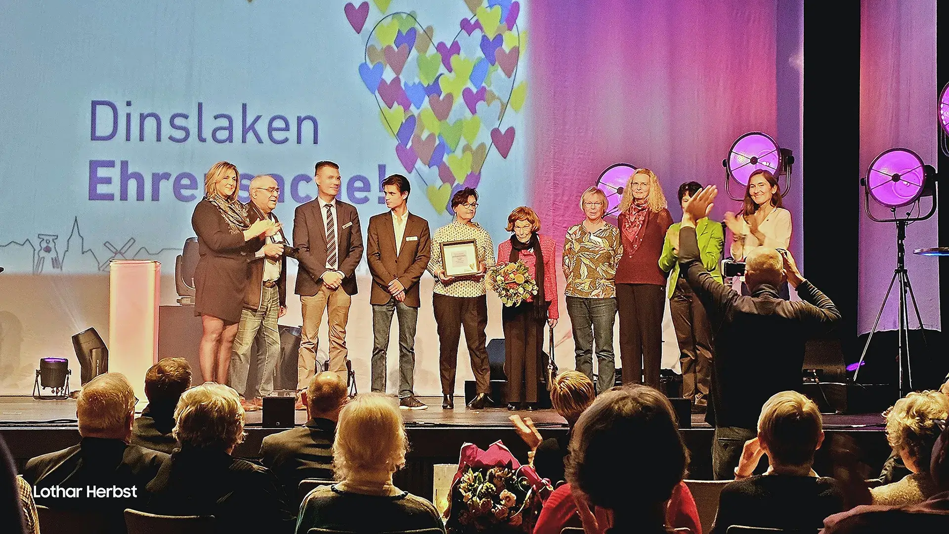 Heimatpreis der Stadt Dinslaken 2023 - Preisverleihung - Gruppenbild auf der Bühne - Kathrin-Türks-Halle - 17. November 2023