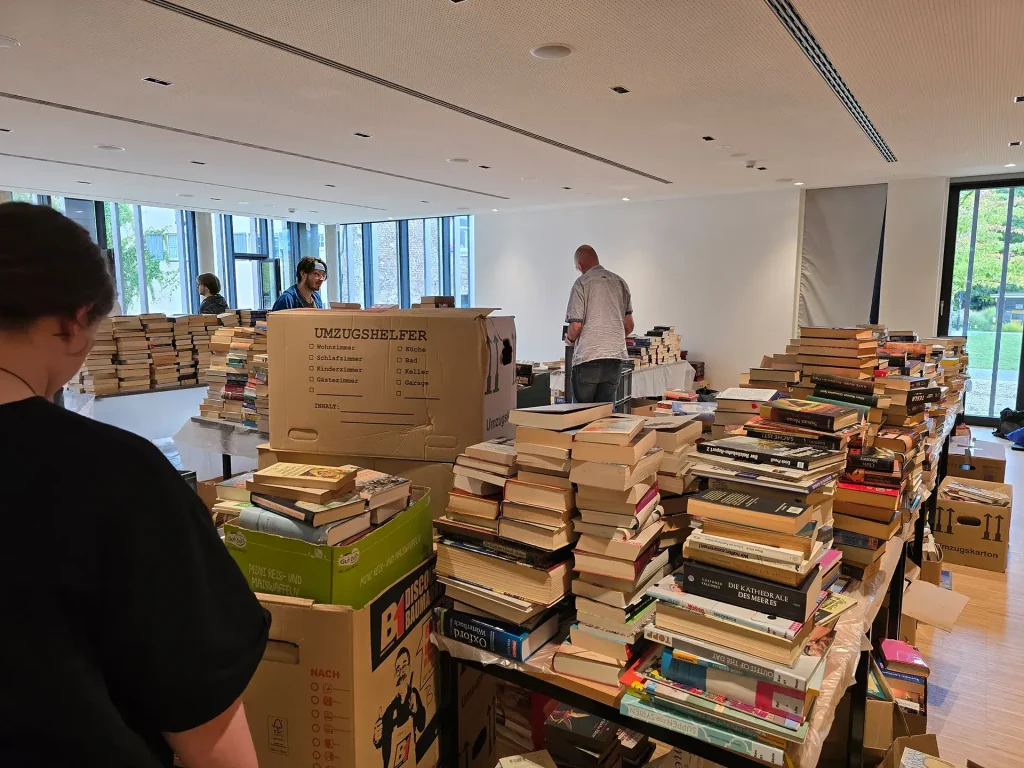 Bücherspenden am 22 und 23 August 2025 - Impressionen - Dinslaken - Bild 2