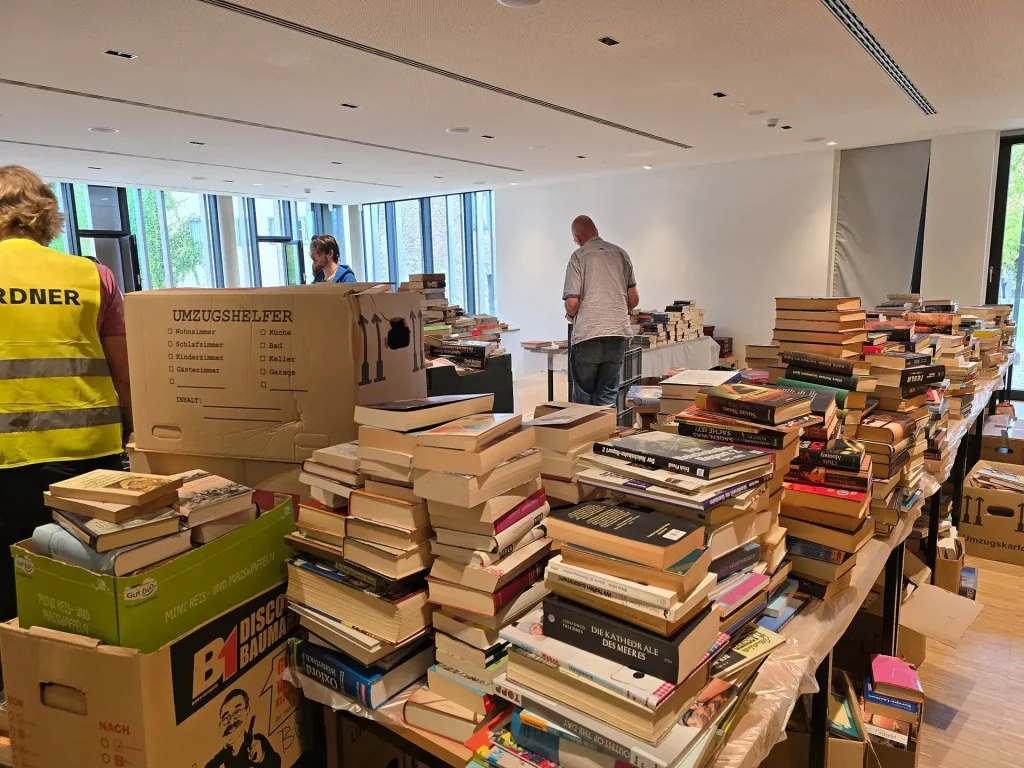 Bücherspenden am 22 und 23 August 2025 - Impressionen - Dinslaken - Bild 3