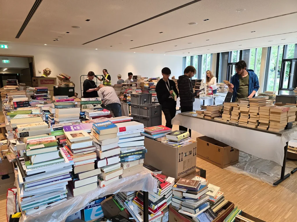 Bücherspenden am 22 und 23 August 2025 - Impressionen - Dinslaken - Bild 4